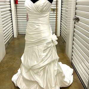 BRAND NEW WEDDING DRESS Size 10, beautiful! Brides looking for a steal???